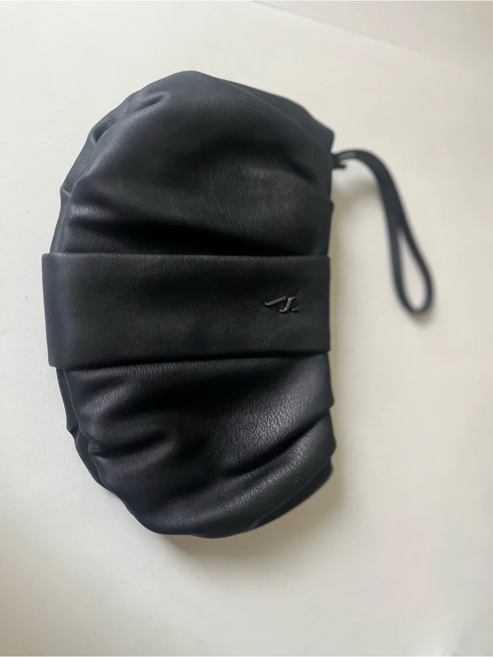 Simply Vera by Vera Black Pleated Wristlet Clutch. - Picture 4 of 7